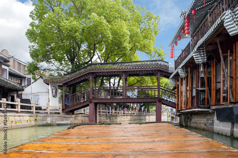 中国传统旅游船沿运河的观点