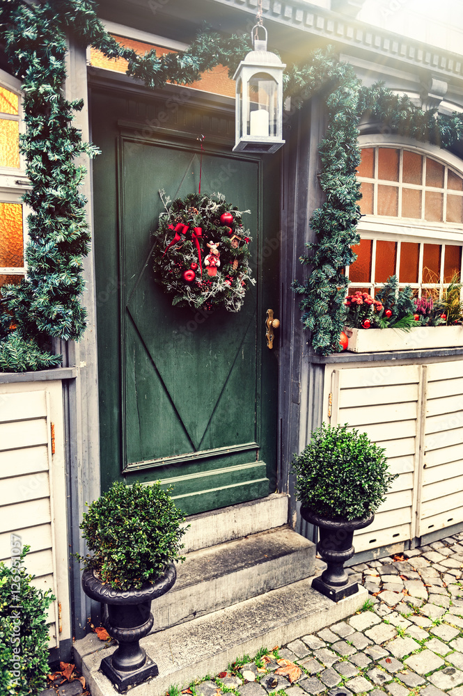 门上有冷杉花环的圣诞屋装饰