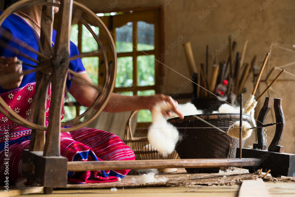 羊毛衣服的传统织机。软焦点
