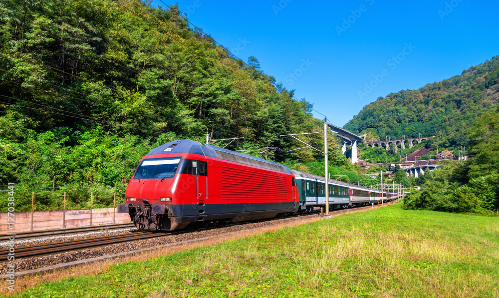 客运列车正在通过瑞士戈特哈德山口