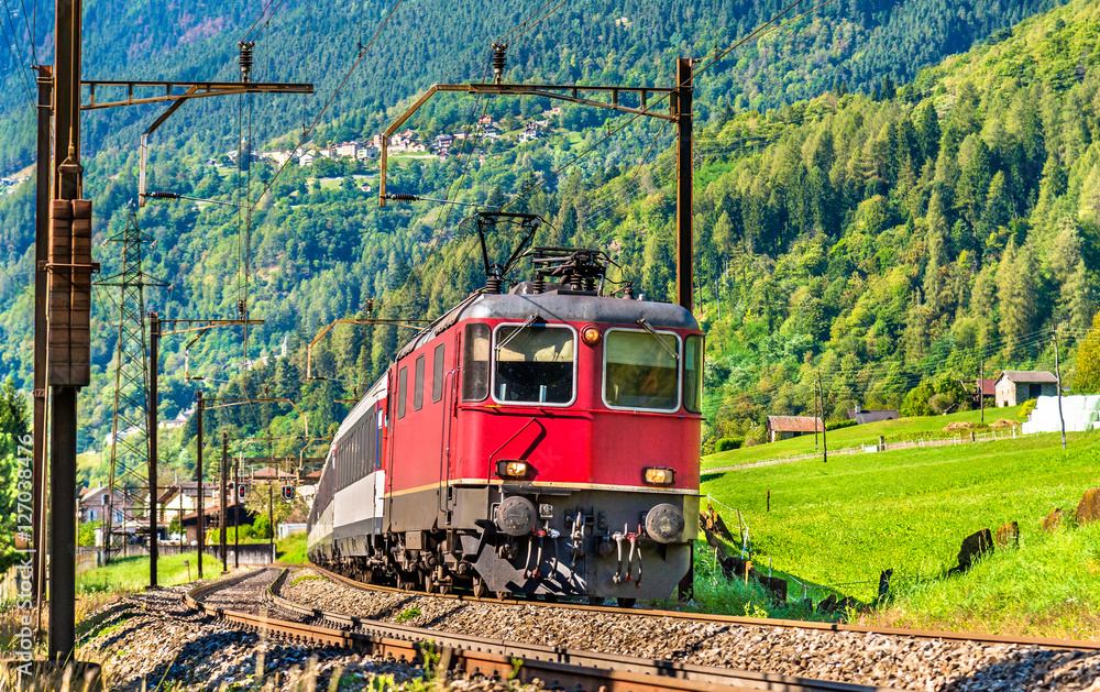 客运列车正沿着瑞士戈特哈德山口行驶