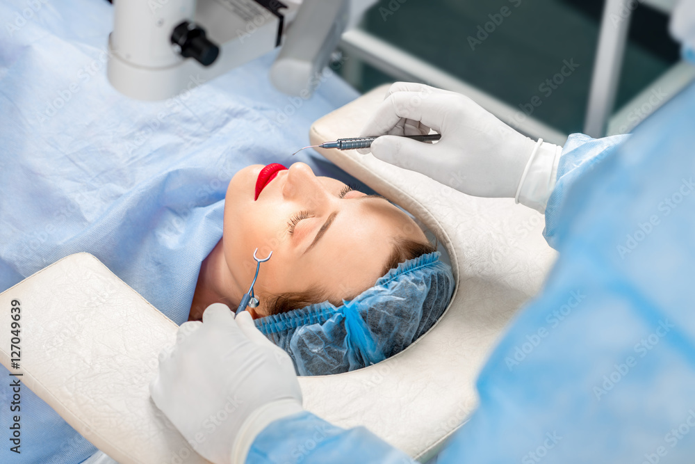 手术室使用手术工具的女性患者的外科手术眼