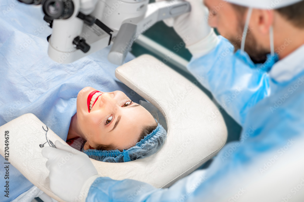 手术室使用手术工具对女性患者的手术眼进行手术