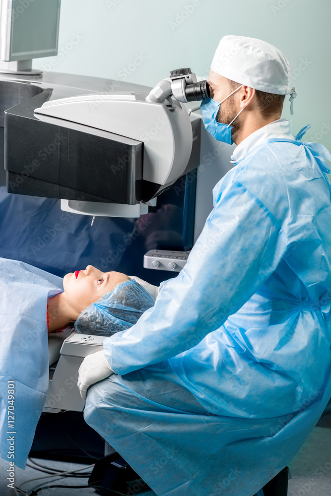 眼科医生在手术室用激光视力矫正机为女性手术