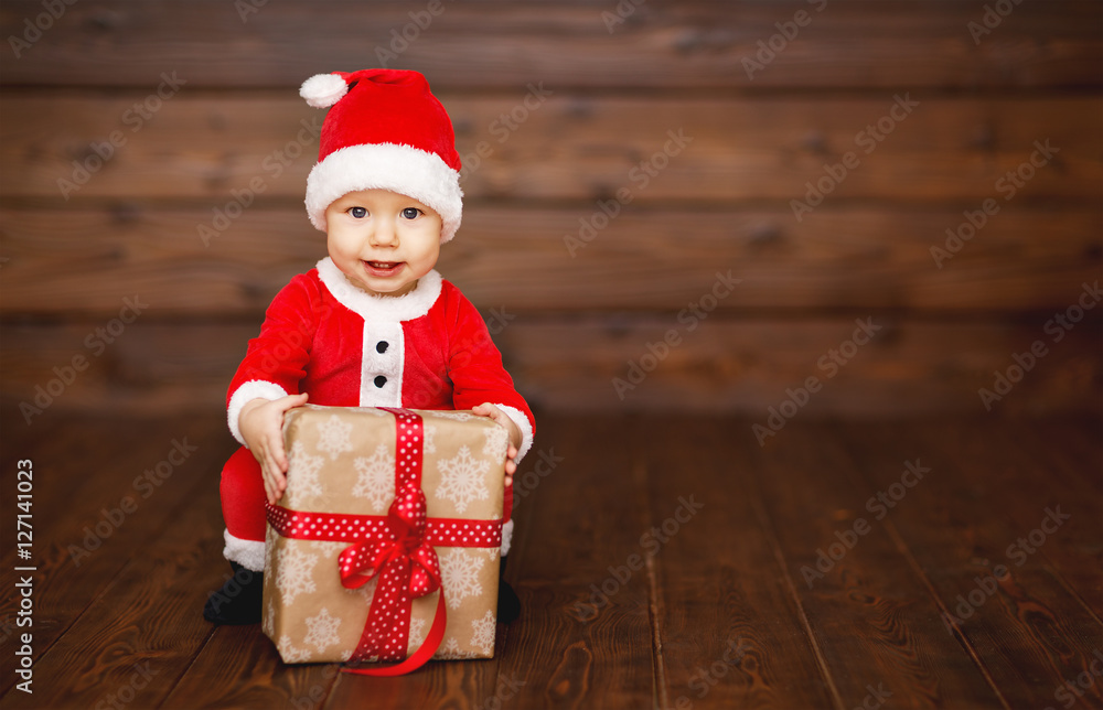 穿着圣诞服装的快乐宝宝圣诞老人送礼物