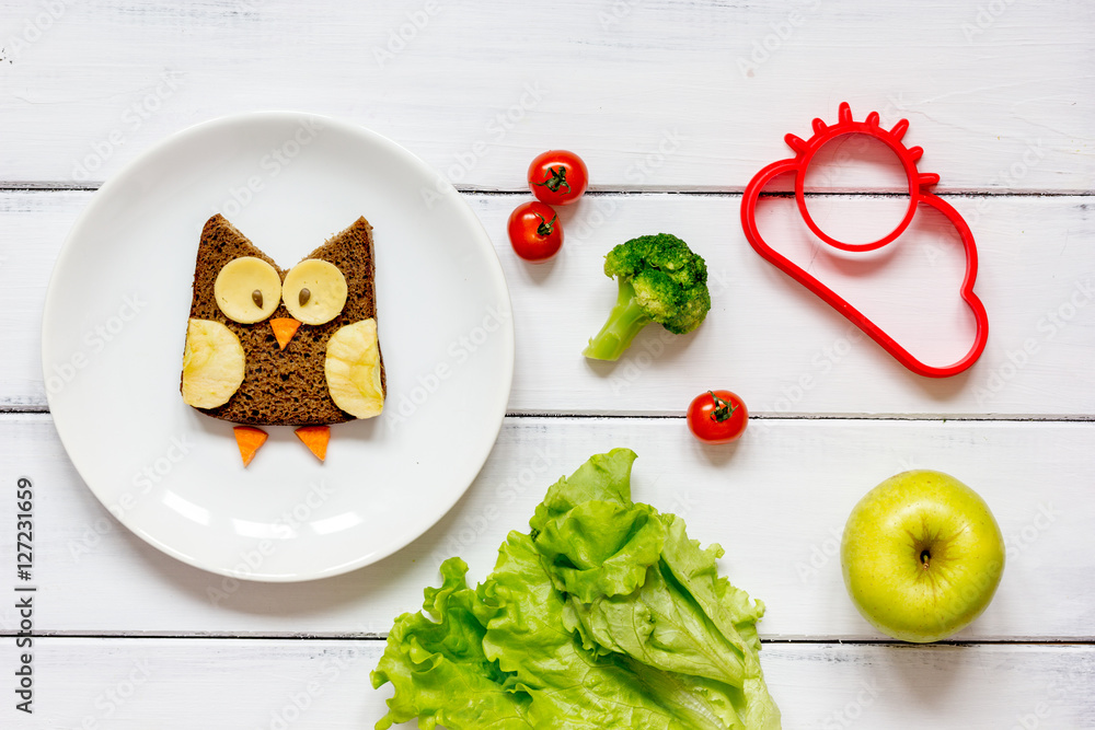 儿童早餐猫头鹰形状的蔬菜水果三明治