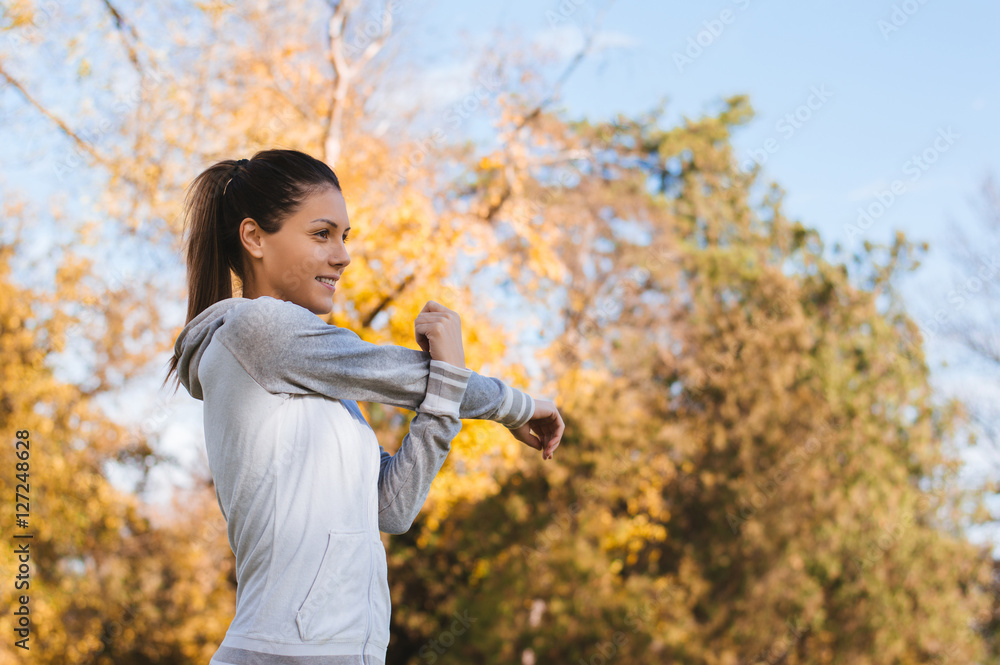 年轻女子在公园里锻炼。