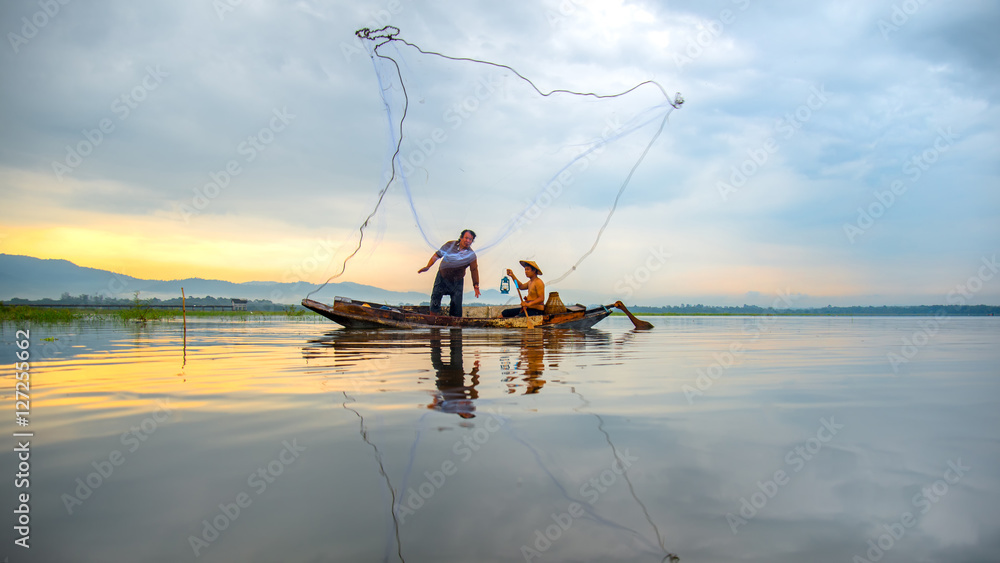 泰国Bangpra湖渔民在阳光明媚的早晨钓鱼时的行动，选择焦点
