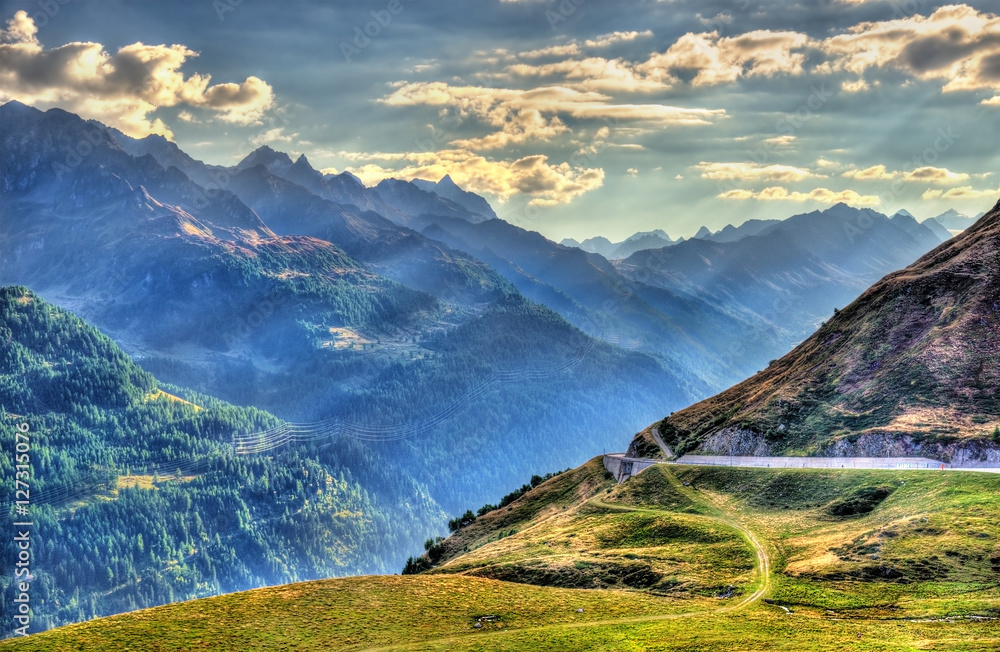 瑞士阿尔卑斯山圣戈特哈德山口附近的山脉
