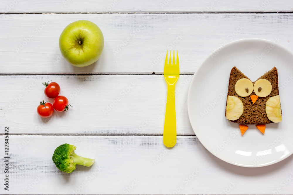 儿童菜单猫头鹰形状的蔬菜和水果三明治