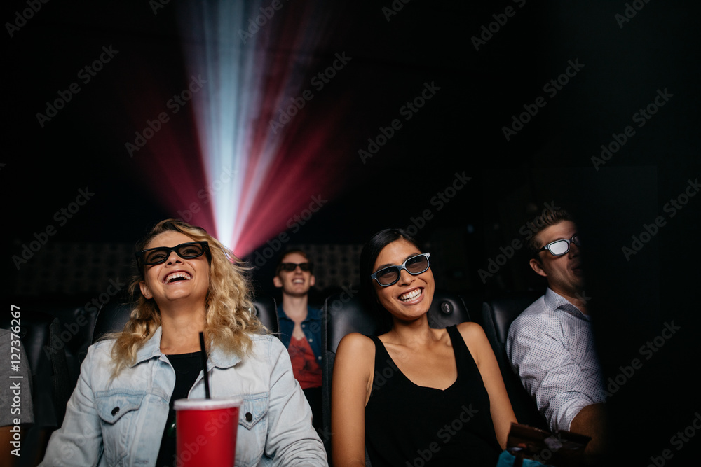 年轻女性在影院观看3d电影