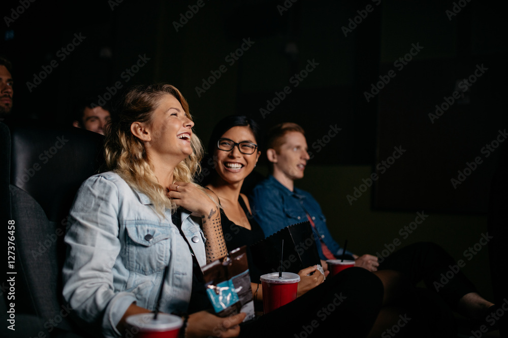 一群年轻人在看电影