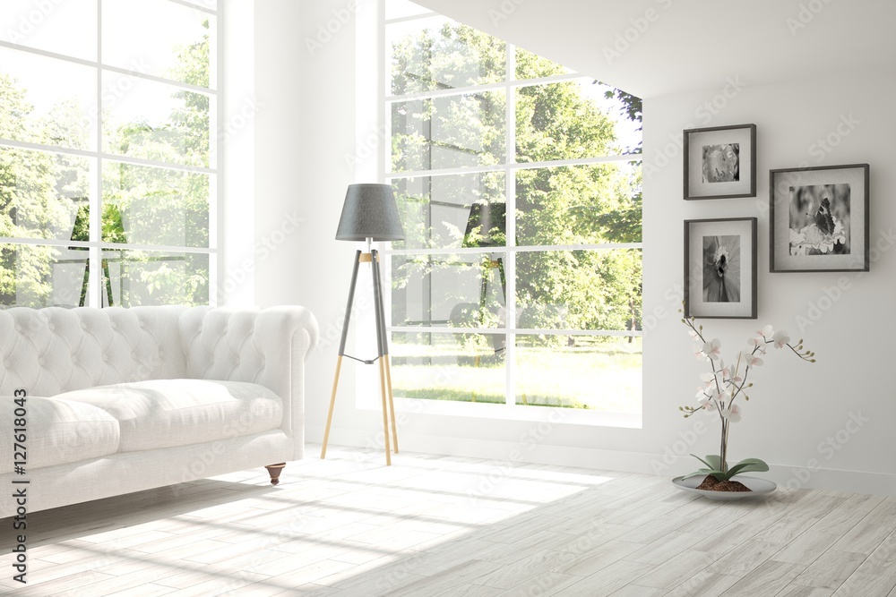 白色房间，带沙发，窗户有绿色景观。斯堪的纳维亚室内设计