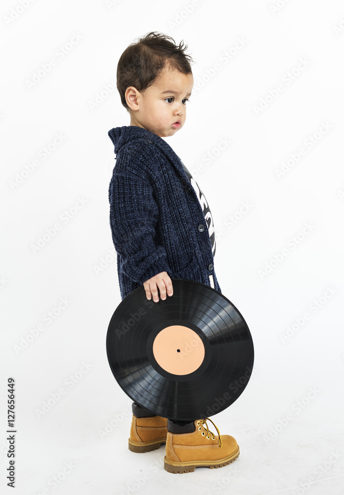 小男孩站着拿着唱片的概念