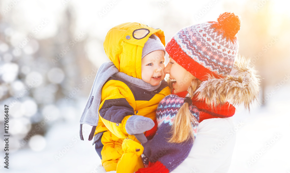 幸福的家庭妈妈和宝宝是冬天散步的幸福雪