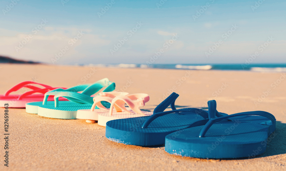 沙滩上的彩色凉鞋