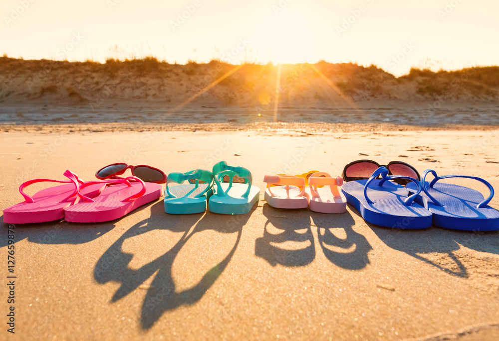 沙滩上五颜六色的凉鞋