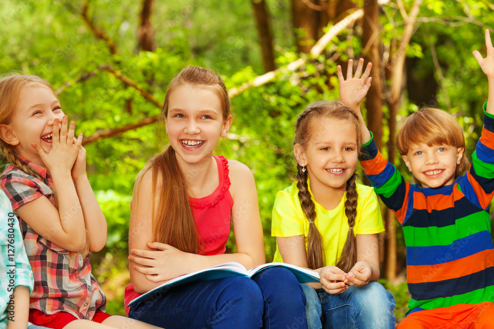 四个可爱的孩子在夏日森林里玩得很开心