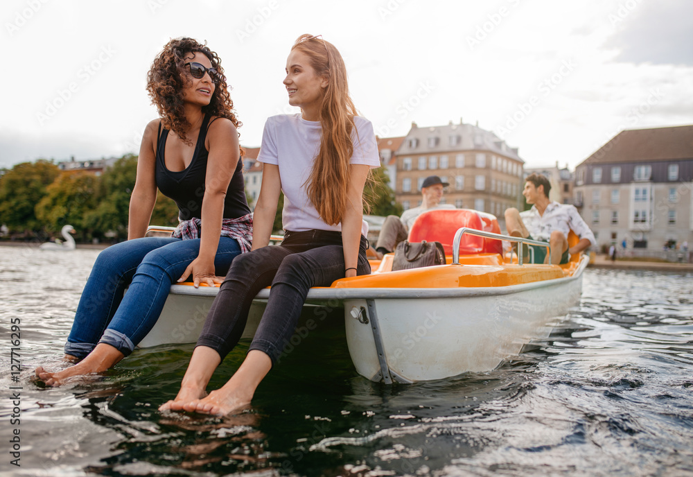 青少年朋友在湖中的脚踏船上放松