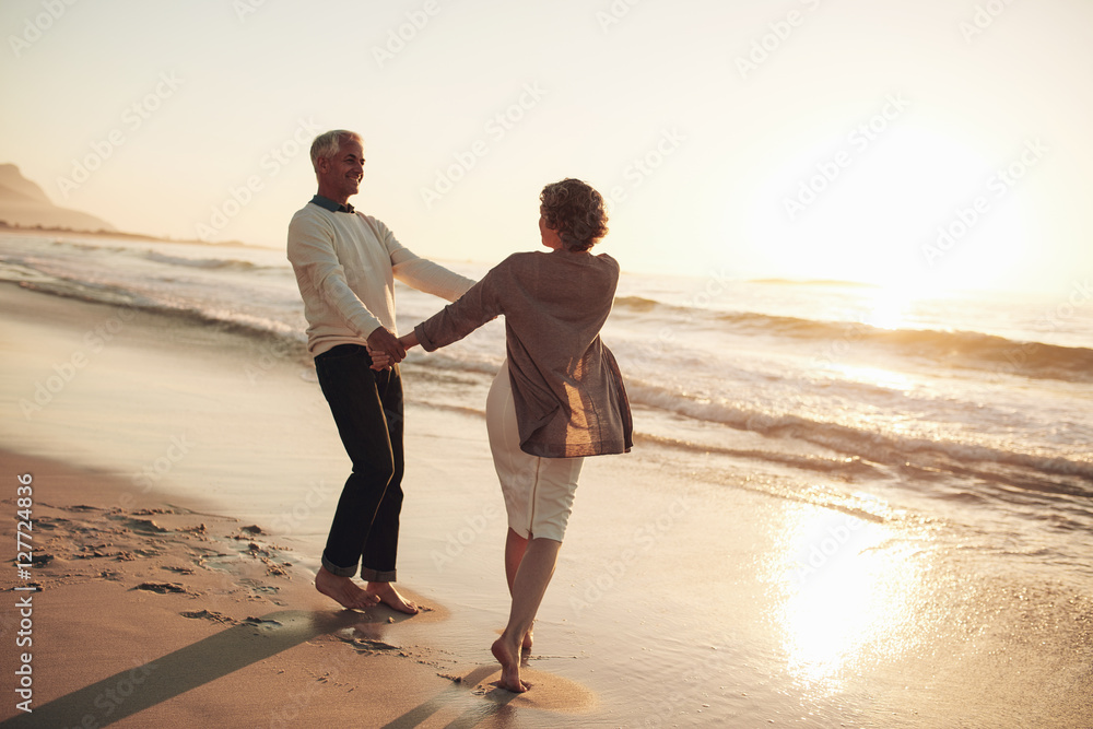 浪漫的成熟情侣在海滩享受一天