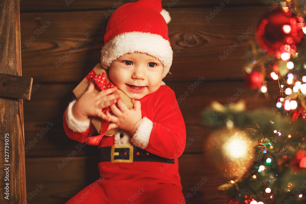 圣诞树上有礼物的快乐宝宝