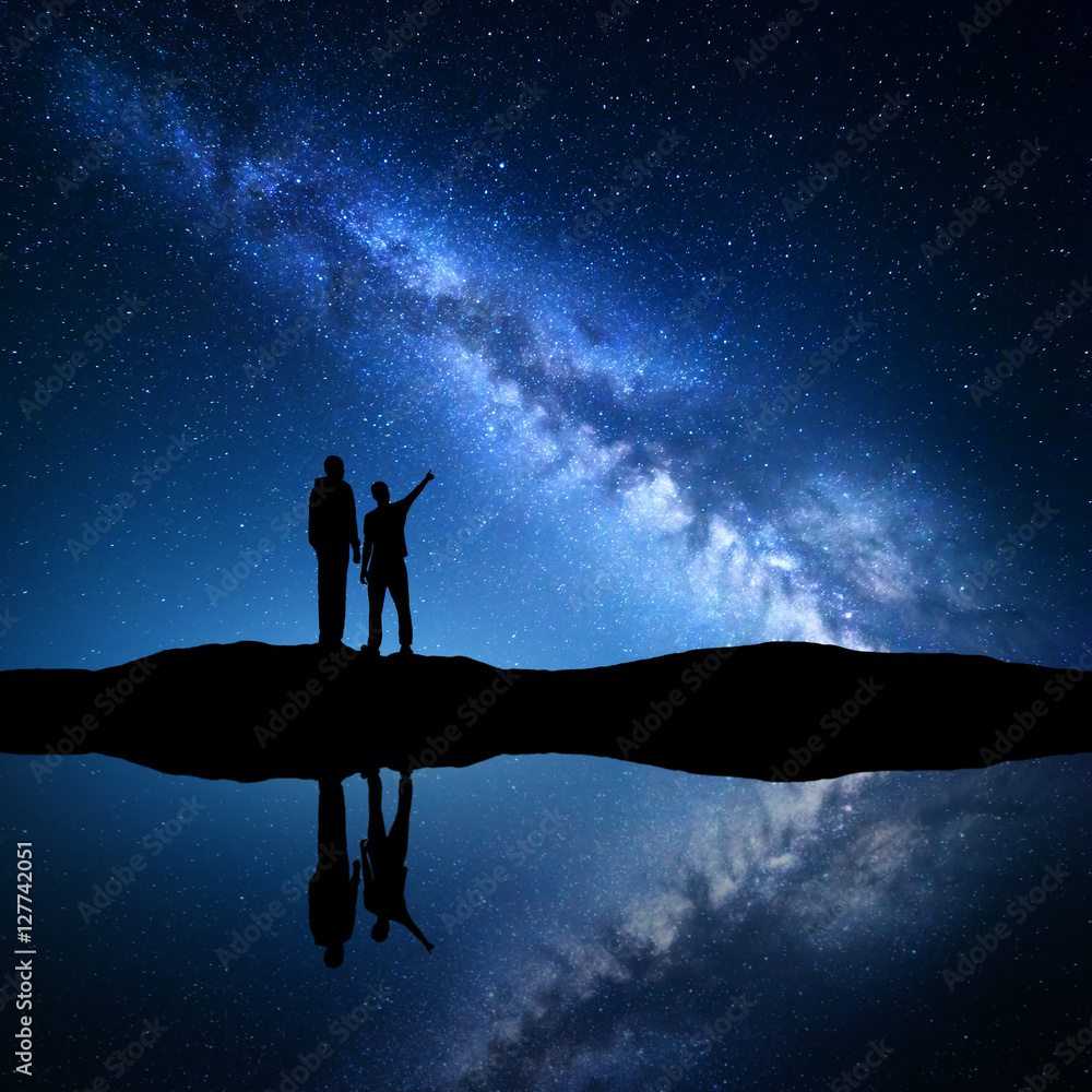 银河系，一个家庭的剪影。父亲和儿子在t上的夜空中指手画脚