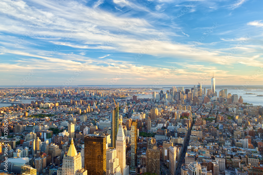 纽约市日落时的曼哈顿天际线鸟瞰图