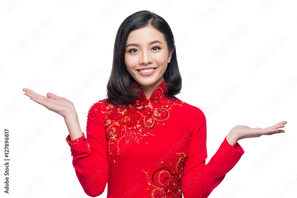 微笑越南女人穿着传统的敖黛服饰并介绍