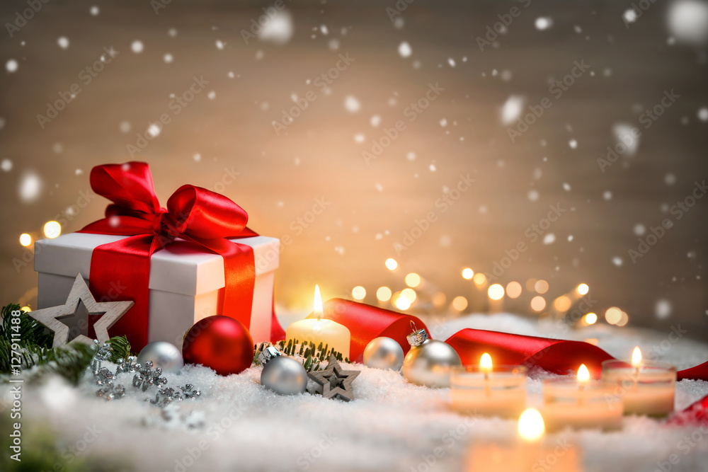 Weihnachten Hintergrund mit Geschenk und rotem乐队、Kerzen、Lichterkete、Weihnachtsdeko和Schnee