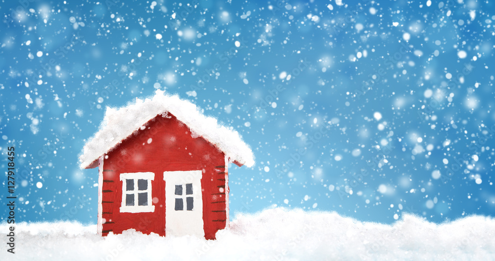 冬天被雪覆盖的红色小房子模型