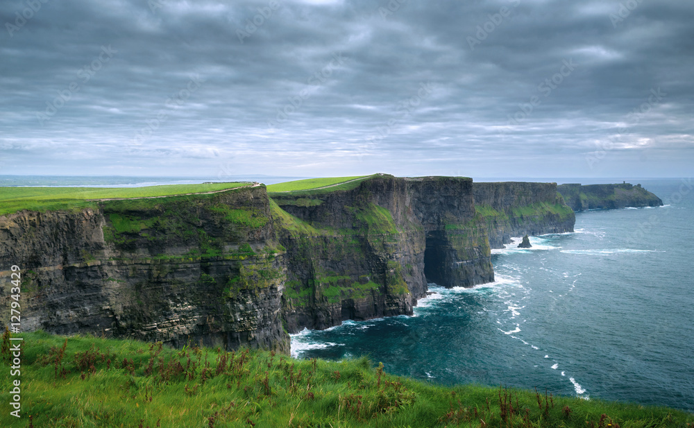 爱尔兰克莱尔郡莫尔悬崖和狂野大西洋的壮观景色。