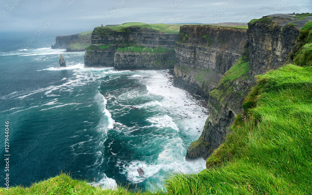 爱尔兰克莱尔郡著名的莫尔悬崖和狂野的大西洋的壮观景色。