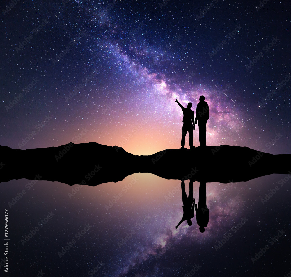 银河系，一个家庭的剪影。父亲和儿子在t上的夜空中指手画脚