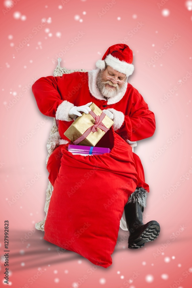 圣诞老人从圣诞节拿走礼物的合成图像