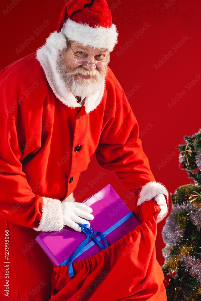 圣诞老人在chr放圣诞礼物的合成图像