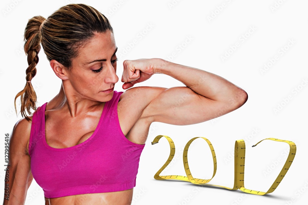 女性健美运动员穿着粉色spor弯曲二头肌的合成图像