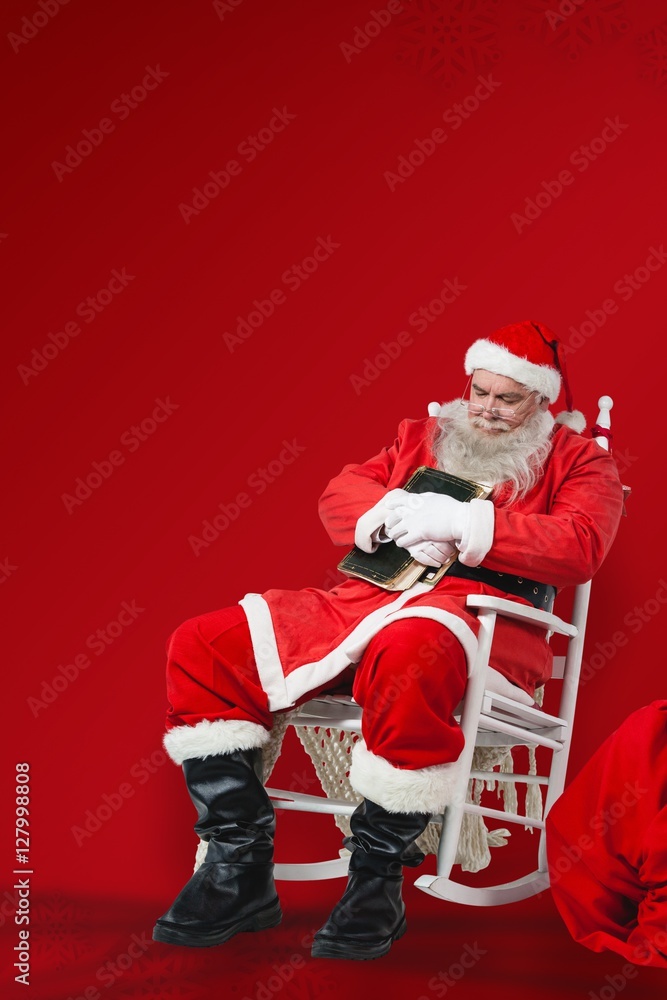 圣诞老人在ch上打盹时拿着圣经的合成图像