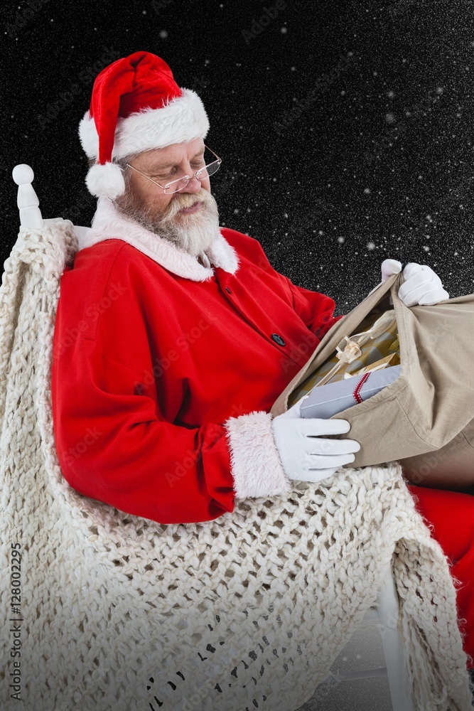 圣诞老人坐在椅子上看着g的合成图像