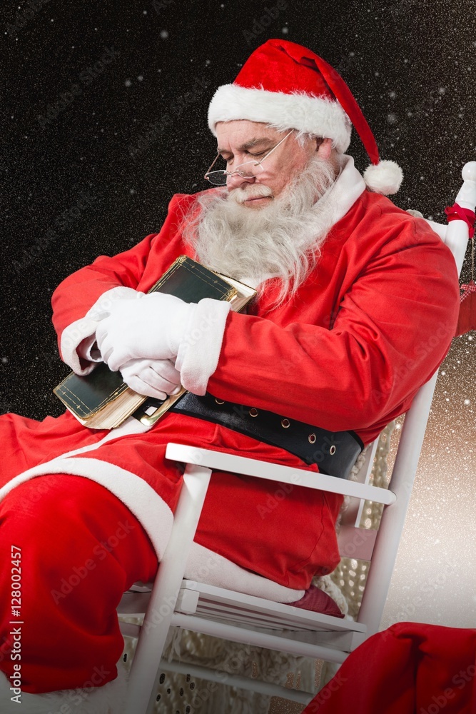 圣诞老人在c上放松时拿着圣经的合成图像