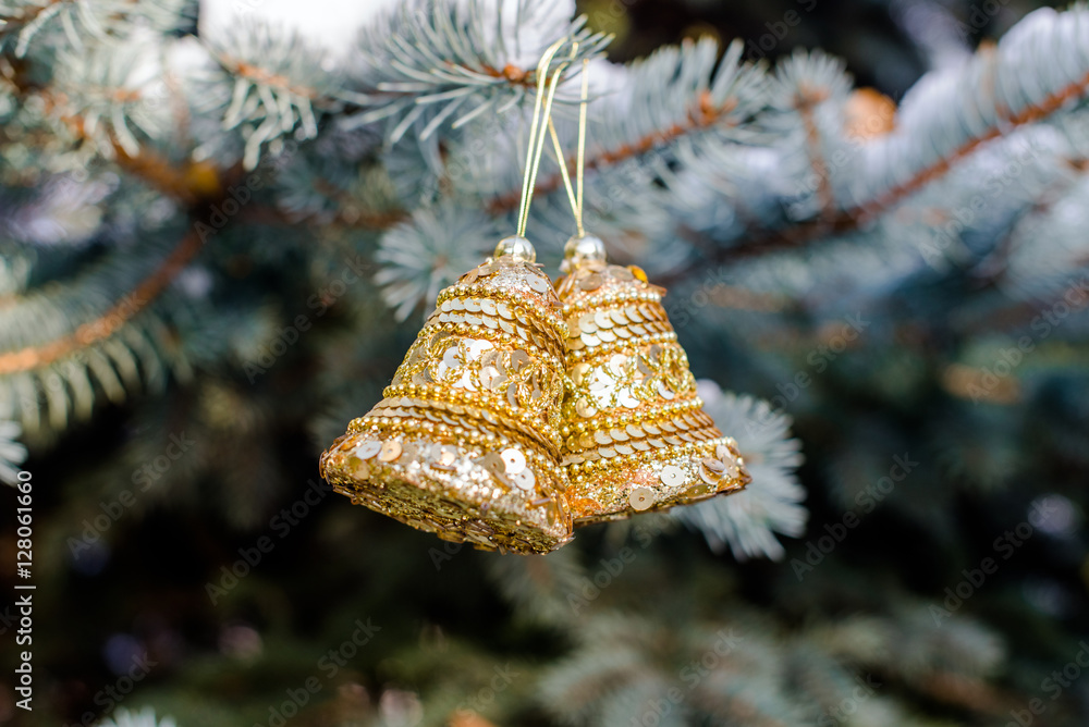 圣诞树上有金色铃铛的圣诞背景