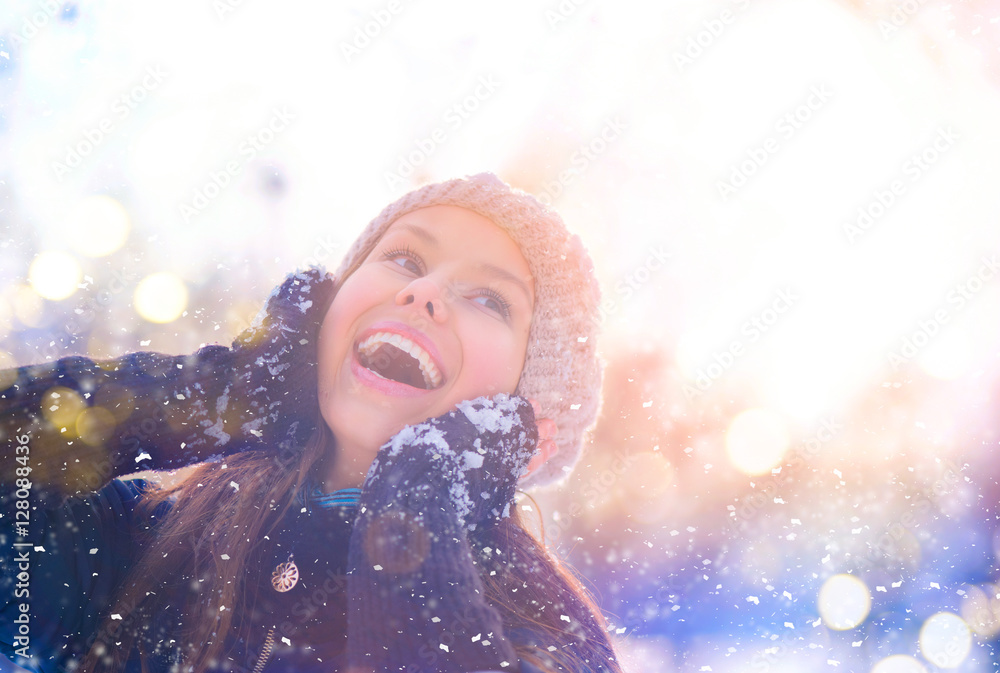 冬季女孩肖像。快乐的青少年模特女孩在冬季公园玩得很开心