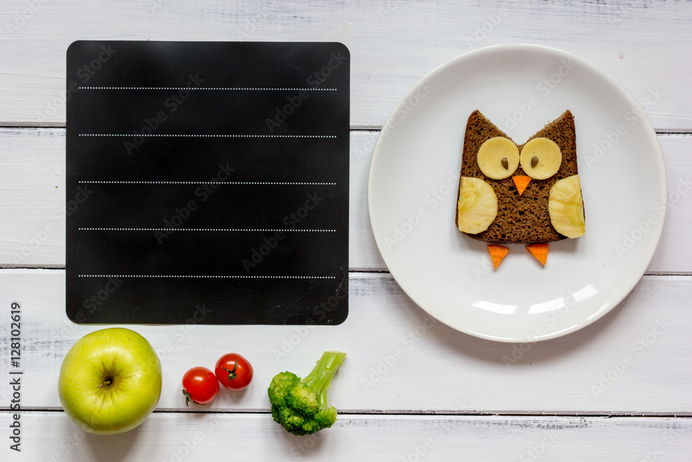 儿童菜单猫头鹰形状的三明治位置，用于文本俯视图