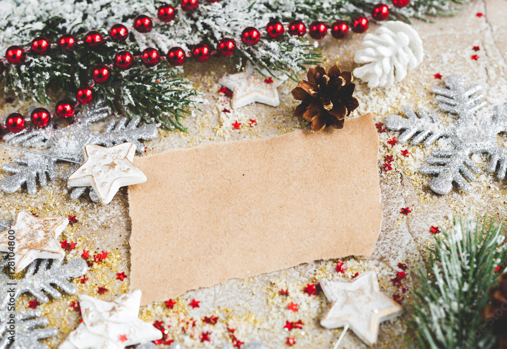 牛皮纸和圣诞树装饰特写