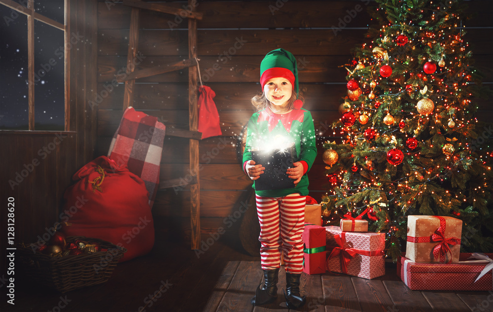 圣诞老人的童女精灵助手，带着一份神奇的圣诞礼物