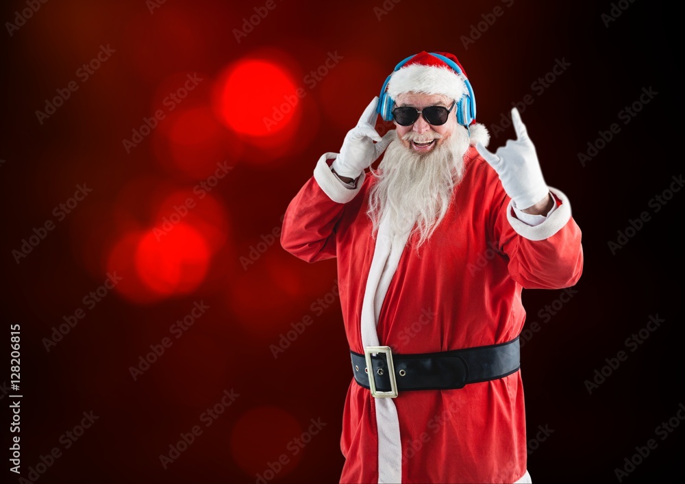 摇滚圣诞老人用耳机听音乐