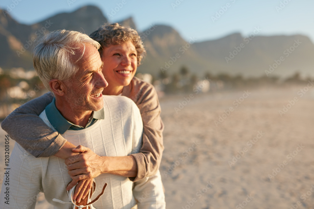老年夫妇在海滩度假