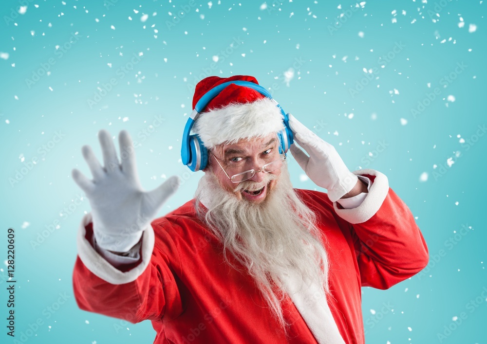 圣诞老人戴着耳机听音乐时做手势