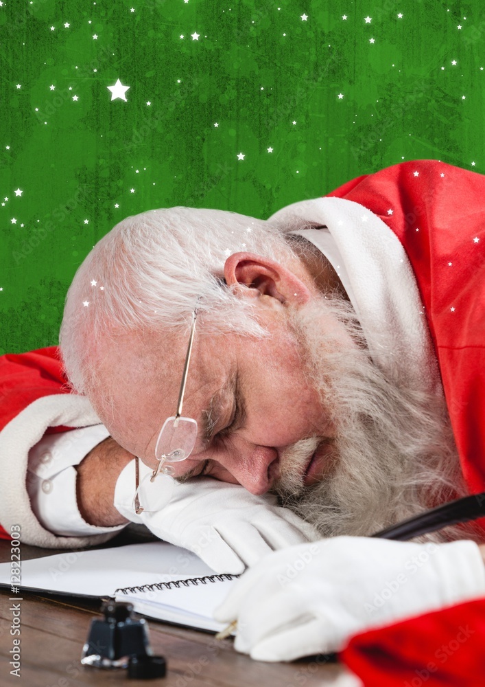 疲惫的圣诞老人睡在桌子旁