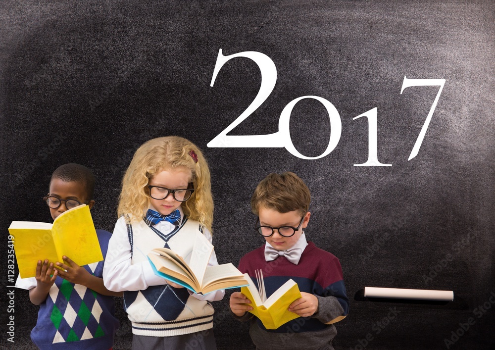 孩子们用2017新年的叹息对着黑板读书