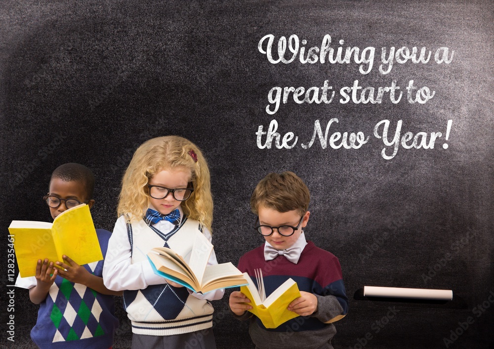 孩子们用2017新年的gre对着黑板看书